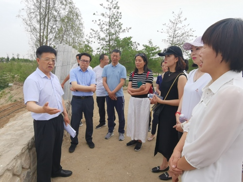 2020年6月21日下午，民建宁夏区委会组织会员到银川市贺兰山下的志辉源石酒庄调研。