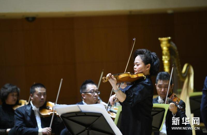 3月13日，小提琴家谢楠在音乐会上演奏。新华社记者 金良快 摄