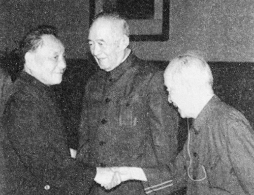 1982年，邓小平接见胡子昂（中）、胡愈之（右）。