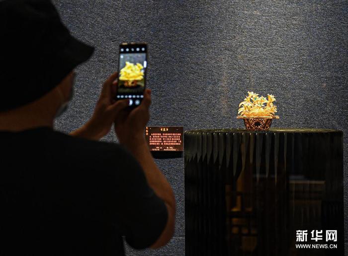 3月28日，观众在海南省博物馆参观花丝镶嵌艺术展。新华社记者 刘邓 摄1