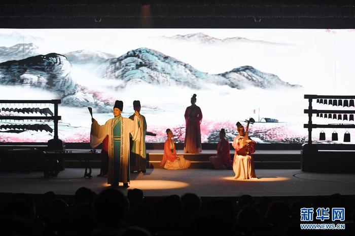 4月5日，人们观看河南博物院举办的“华夏古乐——音乐文物复原展演”