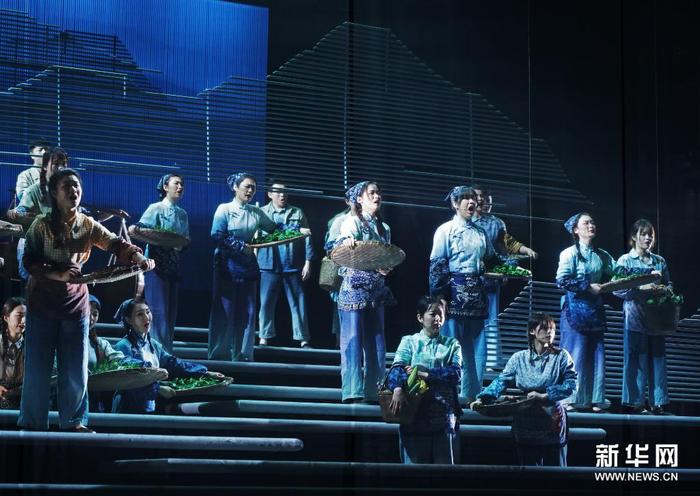 4月5日晚，演员在江西艺术中心表演歌剧《山茶花开》。新华社记者 万象 摄