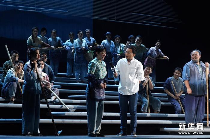 4月5日晚，演员在江西艺术中心表演歌剧《山茶花开》。新华社记者 万象 摄1