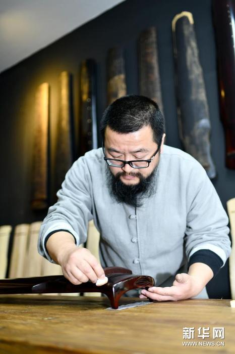 4月7日，贵州遵义市级非物质文化遗产（古琴制作）代表性传承人王兵在工作室制作古琴。新华社发（罗星汉 摄）1