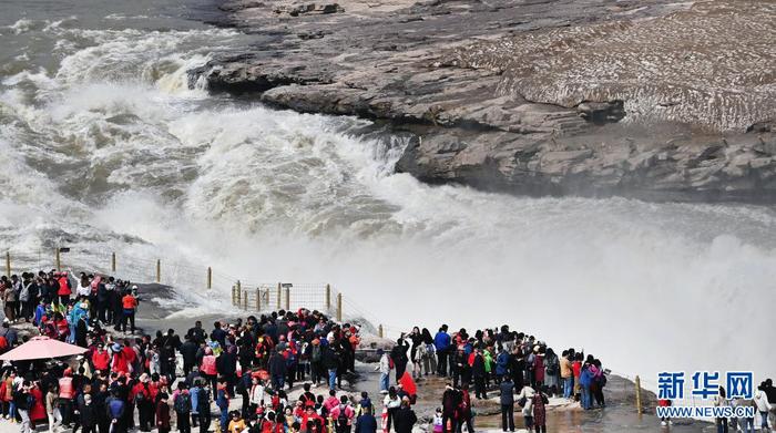 4月12日，游人在陕西壶口瀑布景区游览。
