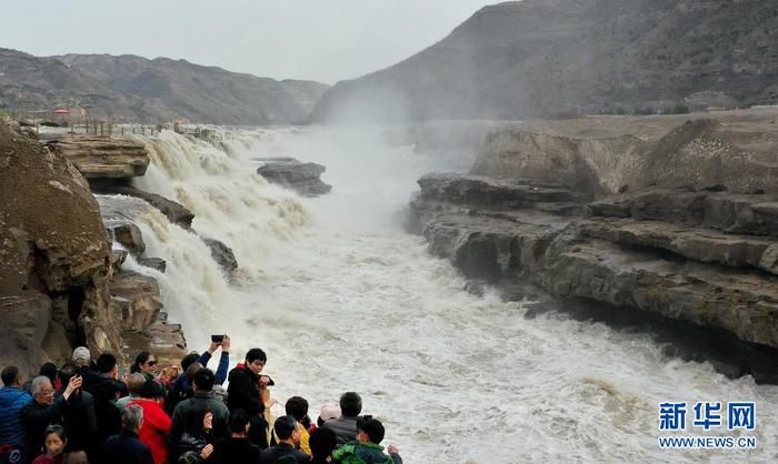 4月13日，游人在陕西壶口瀑布景区游览（无人机照片）。