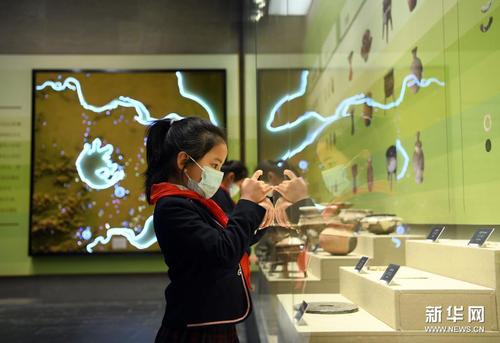 4月14日，小学生在马家浜文化博物馆参观。新华社记者 金良快 摄