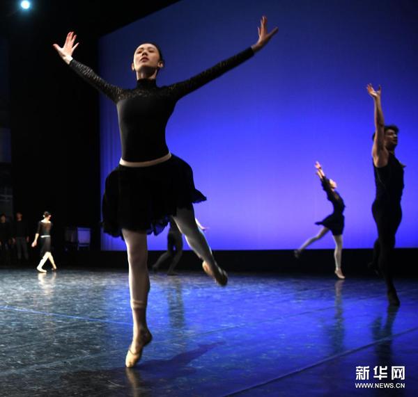 4月17日，演员排练芭蕾《山河》。新华社记者 金良快 摄