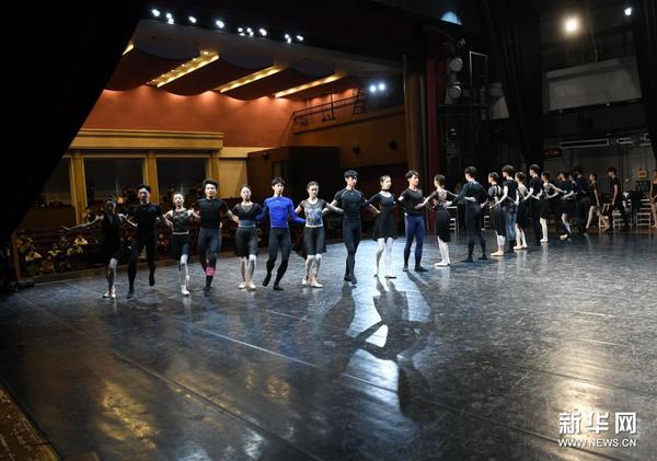 4月17日，演员排练芭蕾《山河》。新华社记者 金良快 摄2
