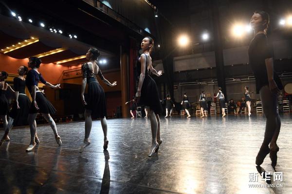 4月17日，演员排练芭蕾《山河》。新华社记者 金良快 摄4