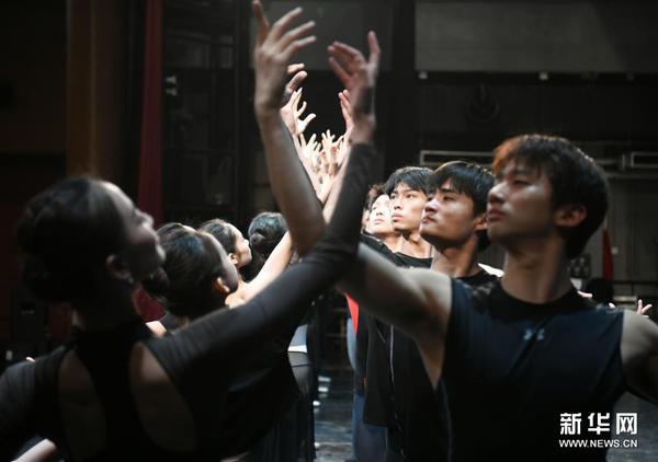 4月17日，演员排练芭蕾《山河》。新华社记者 金良快 摄5