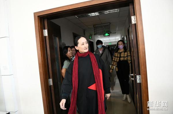 4月17日，中央芭蕾舞团团长冯英准备接受媒体采访。新华社记者 金良快 摄