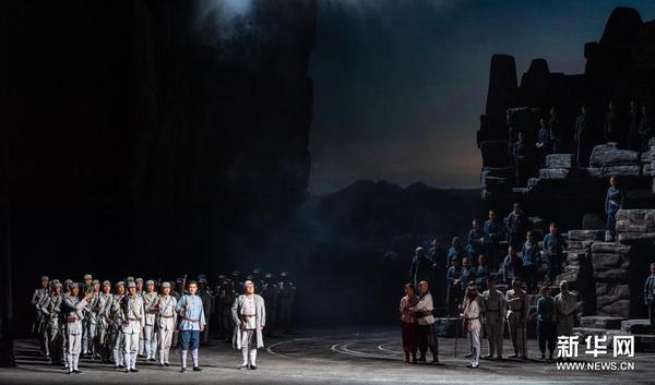 4月20日，演员在国家大剧院表演民族歌剧《沂蒙山》。新华社记者 翟健岚 摄1
