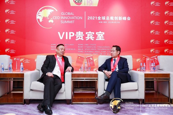 全球总裁创新峰会创始主席沈洋（左一）、前海联合资本董事长孙俊平（右一） 座谈交流