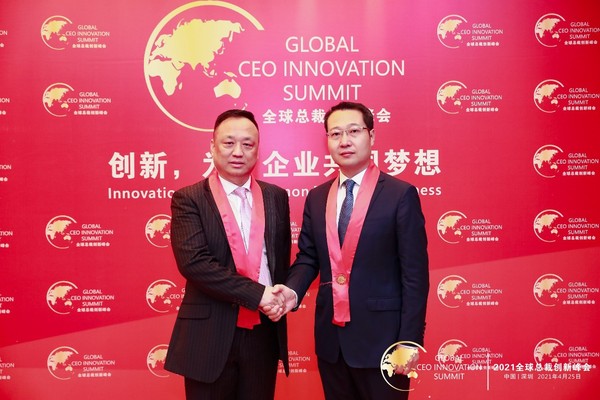 全球总裁创新峰会创始主席沈洋（左一），前海联合资本董事长孙俊平（右一）