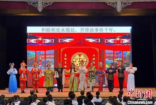 李姿莹带领闽南师范大学学生到东南花都表演歌仔戏《开漳圣王传奇》。　受访者供图