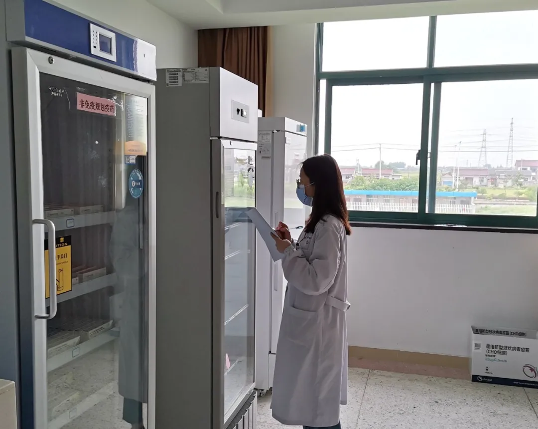 蔡晓星登记疫苗冰箱测温记录