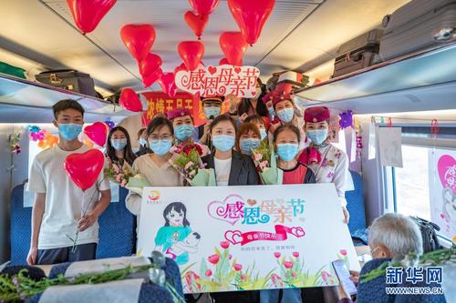 　5月8日，中国铁路成都局集团有限公司重庆客运段的青年职工与旅客在活动后合影。