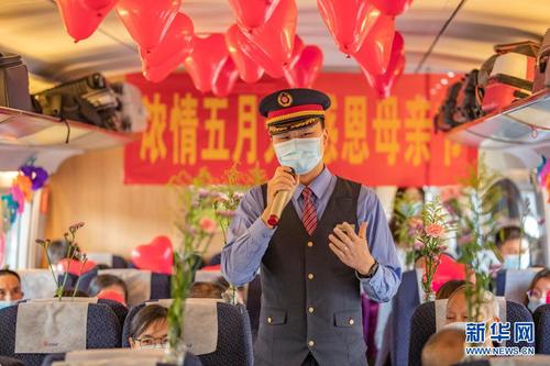 5月8日，在万州北开往重庆北的C6407次列车上，中国铁路成都局集团有限公司重庆客运段的青年职工为旅客演唱《鲁冰花》。新华社记者 黄伟 摄