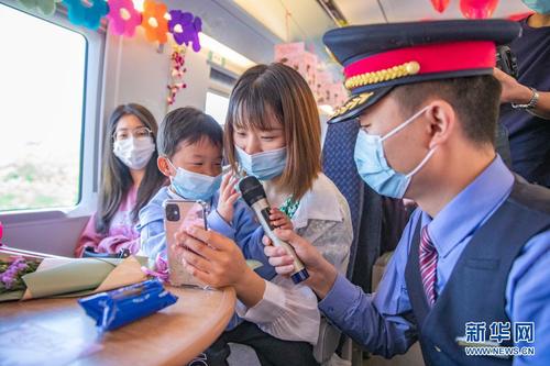 　5月8日，在万州北开往重庆北的C6407次列车上，旅客通过视频连线的方式为母亲送上祝福。新华社记者 黄伟 摄