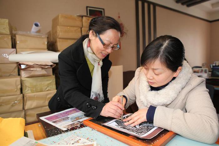 “幸福工程”受助者学习剪纸 中国人口福利基金会 供图