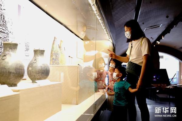 　　5月18日，观众在中国航海博物馆参观。当日是国际博物馆日，上海全市各文博单位推出种类众多的“文博大餐”，吸引公众走进博物馆。新华社记者 张建松 摄