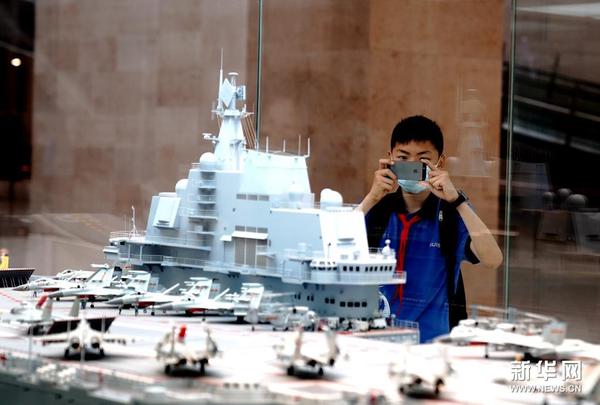 5月18日，一名学生在中国航海博物馆参观。新华社记者 张建松 摄