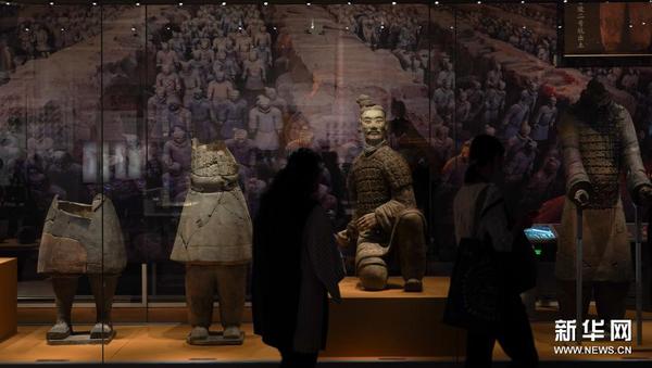 这是5月18日在“万年永宝——中国馆藏文物保护成果展”上拍摄的陕西西安秦始皇陵出土的兵马俑。新华社记者 陈钟昊 摄