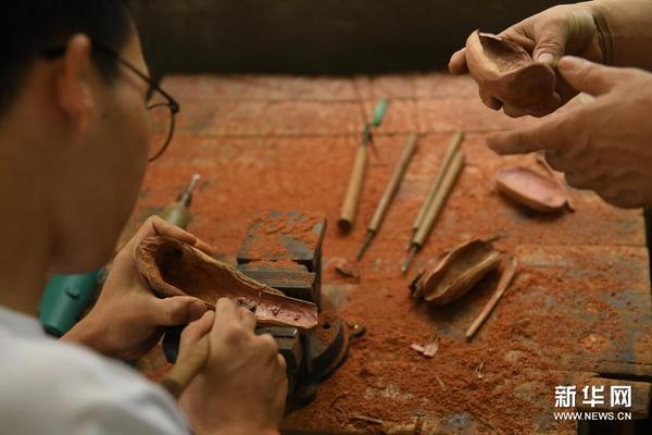 　　5月24日，在徐惠东位于下涯村的工作室，徒弟洪明在制作茶则。新华社记者 翁忻旸 摄