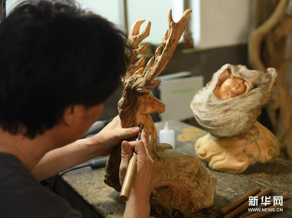 5月24日，徐惠东在位于下涯村的工作室进行木雕创作。新华社记者 翁忻旸 摄1