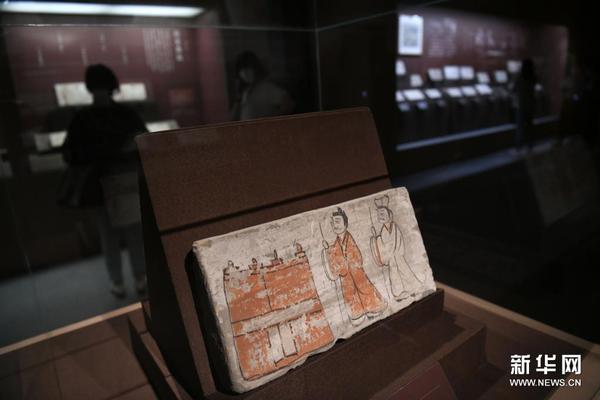 这是展出的坞堡守卫画像砖（5月21日摄）。新华社记者 金良快 摄