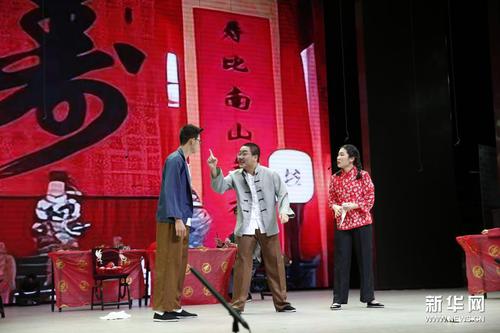 6月1日，中学生在表演话剧《骆驼祥子》片段。新华社发（周良 摄）1