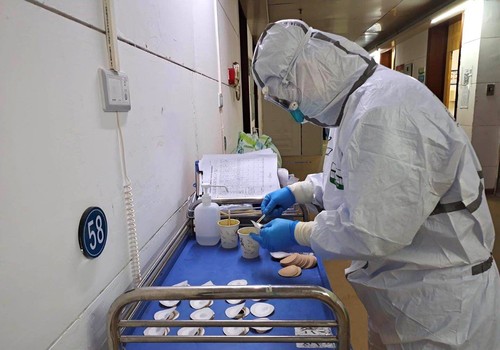 2020年2月11日，广东省中医院医疗队队员在为患者进行中药穴位敷贴做准备工作。新华社发（广东省中医院援助湖北医疗队供图）