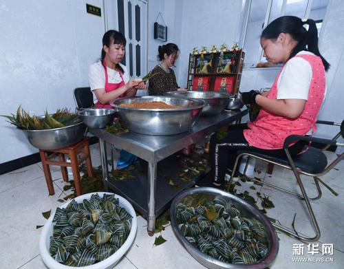 　6月8日，湖源乡窈口村村民在制作不同口味的灰汤粽，作为端午节特色旅游商品销售给游客。新华社记者 徐昱 摄