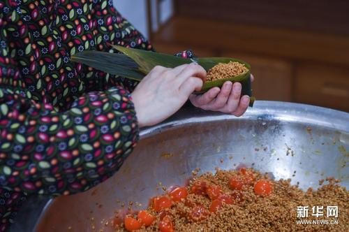 6月8日，湖源乡窈口村村民在制作不同口味的灰汤粽，作为端午节特色旅游商品销售给游客。新华社记者 徐昱 摄