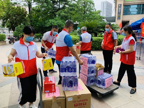广州市黄埔区政协机关党员将委员捐赠物资搬运到社区防疫一线