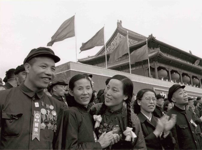 1954年10月1日，出席第一届全国人民代表大会的劳动模范李顺达（前左一）、申纪兰（前左三）以及刘胡兰烈士的母亲胡文秀（前左二）在天安门观礼台上。