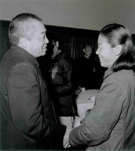1956年11月15日，彭德怀和刘胡兰的母亲谈话。