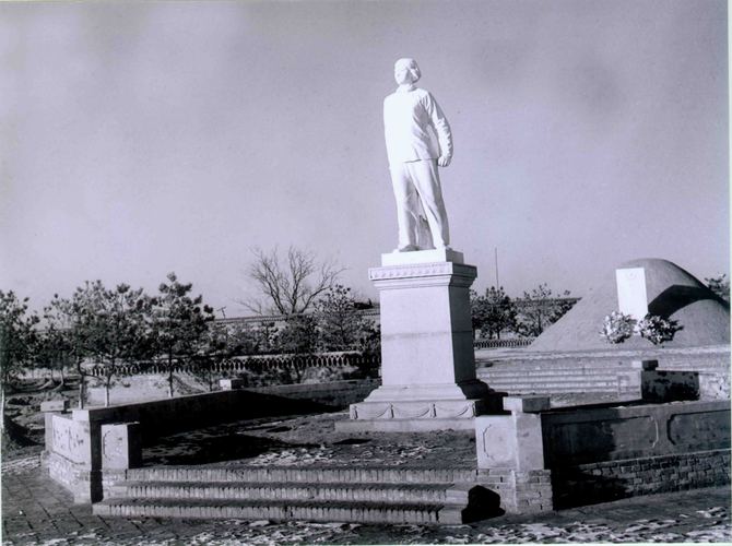 1962年1月12日，是刘胡兰烈士牺牲15周年纪念日。为纪念和表彰刘胡兰烈士忠于党、忠于人民的优秀品质和伟大的英雄气概而修建的烈士陵园，经过两年施工，已基本完成，现在正式开放。刘胡兰烈士墓和汉白玉塑像。