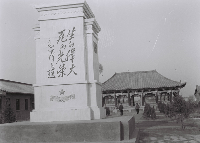 刘胡兰烈士院园内的汉白玉纪念碑