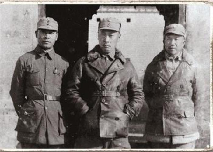 陈毅（中）和彭雪枫（左）、张云逸在一起