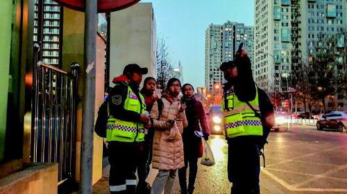 　　志援救援队的志愿者们在冬天的北京街头寻找走失老人（受访者供图）