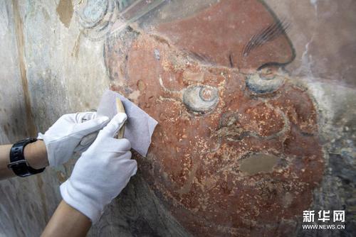 文物专家在对永乐宫壁画进行修复（6月21日摄）。新华社发