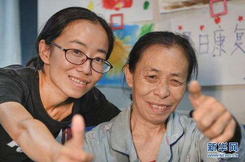 杨竹梅（左）和母亲一起竖起大拇指，表示对未来充满信心（6月23日摄）。新华社记者 陶明 摄