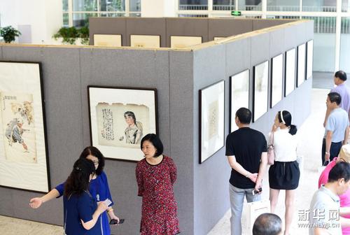 　7月10日，嘉宾在杭州观成实验学校图书馆参观2021十竹斋木版水印艺术收藏文献作品展。新华社记者 韩传号 摄