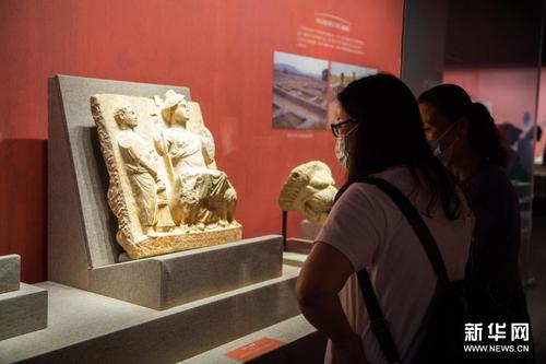 7月10日，观众在湖南省博物馆参观“我们亚洲——亚细亚古代文明展”。新华社记者 陈思汗 摄
