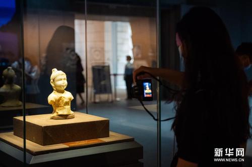 7月10日，观众在湖南省博物馆观看巴基斯坦出土的文物“大理石女供养人像”。新华社记者 陈思汗 摄