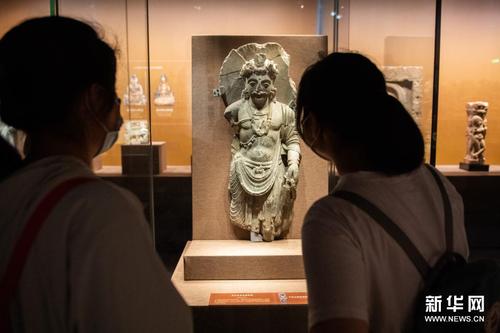 7月10日，观众在湖南省博物馆观看巴基斯坦出土的文物“灰片岩观音菩萨像”。新华社记者 陈思汗 摄