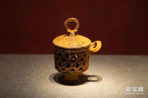 　这是7月10日在湖南省博物馆拍摄的叙利亚出土的文物“陶灯罩”。新华社记者 陈思汗 摄