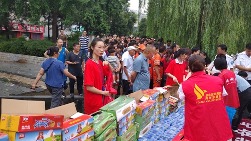 5新希望集团在郑州设置的灾后食品发放点(454740)-20210723092125